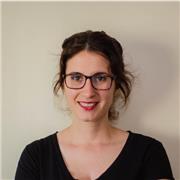 Profesora de analítica digital para principiantes que deseen aprender de analítica web.